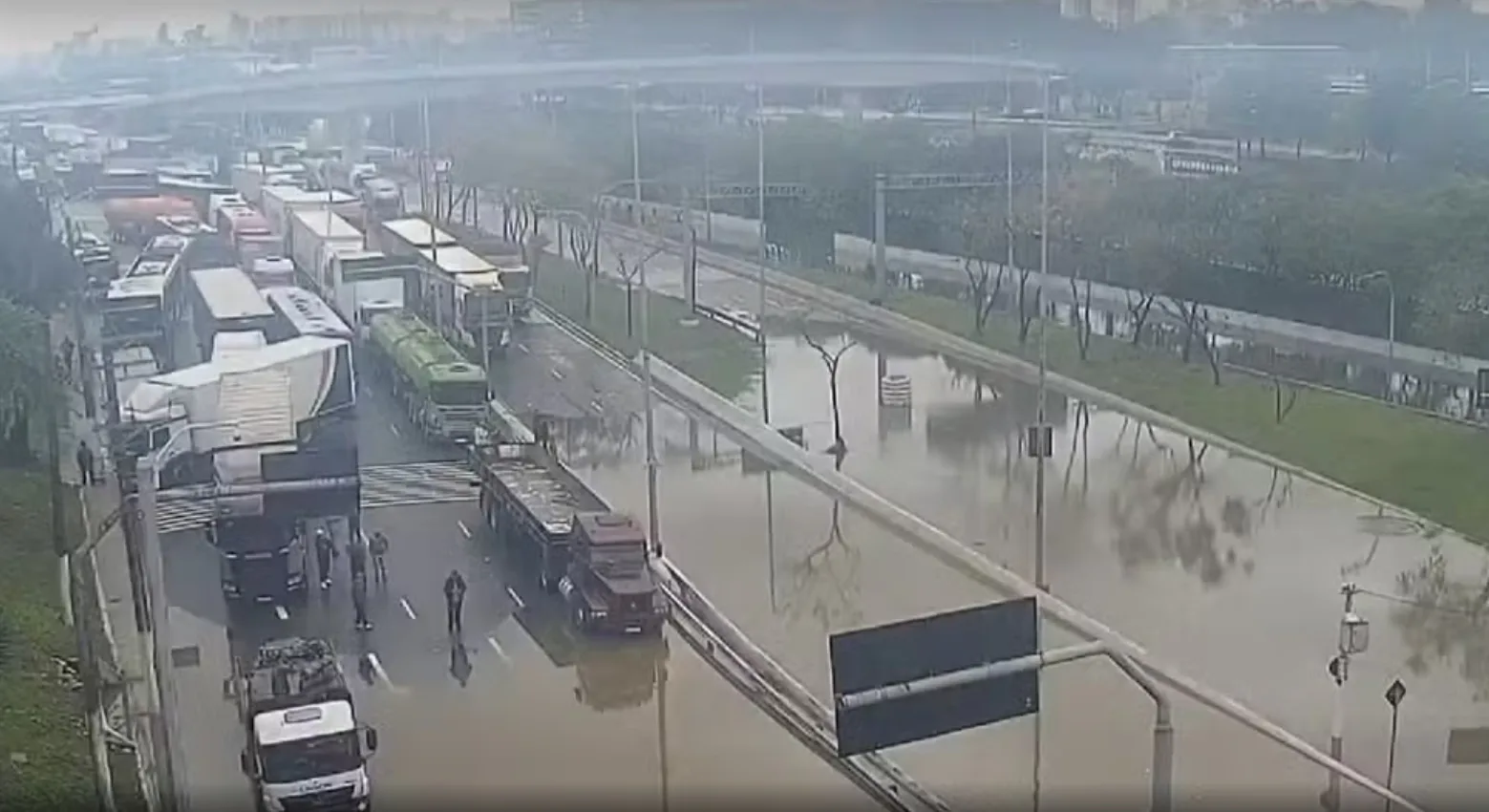 밤새 내린 비에 상파울루 ‘물바다’…Marginal Tietê·Pinheiros 곳곳 마비